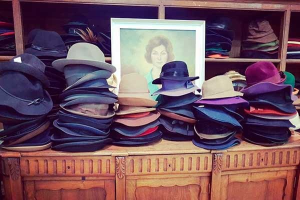 La ropa no pierde su encanto, sino que lo gana con el tiempo. Vintalogy moda vintage sombreros