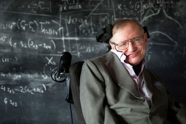 Cuando estudiaba un doctorado en Cambridge le fue diagnosticada Esclerosis Lateral Amiotrófica, enfermedad que afectó sus funciones motoras. Stephen Hawking muerte