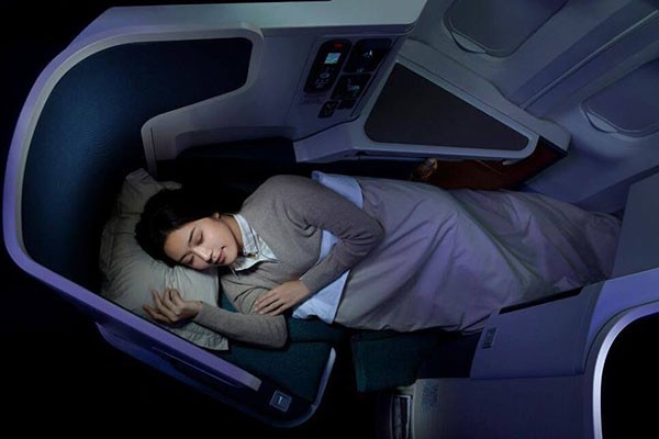 Los asientos ofrecen compartimentos privados, mesas extensibles, toma eléctrica e iluminación ajustable para trabajar con comodidad y sin interrupciones. CATHAY PACIFIC