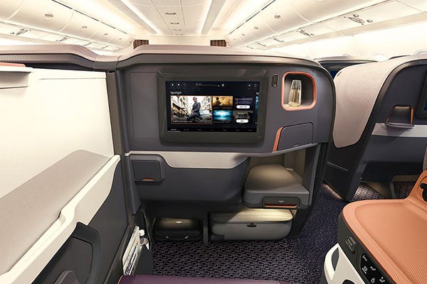 La cabina cuenta con un teléfono con pantalla táctil, una pantalla LCD personal y auriculares con cancelación de ruido. Singapore Airlines