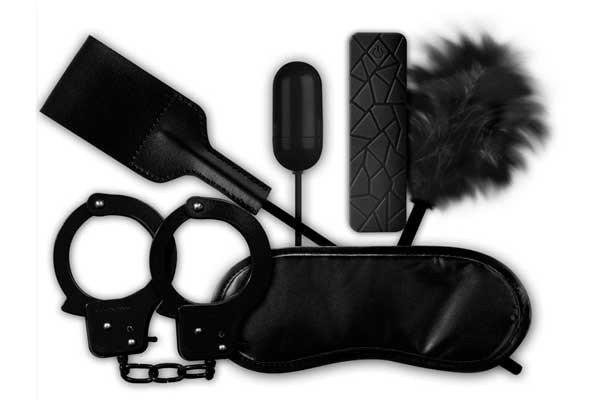 Las esposas, antifaz, fuete, plumero y bala vibradora están listas para darte placer intenso. kit bondage erotika