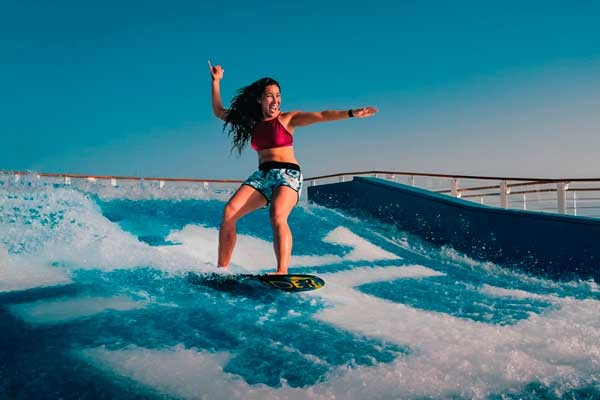 Puedes pedir una clase privada de surf por un costo adicional. crucero mas grande del mundo surf