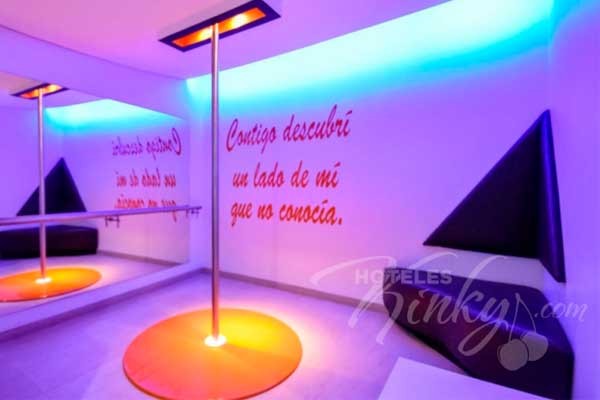 Tubo de Pole Dance del Love Hotel Ferri atracciones signo zodiacal capricornio