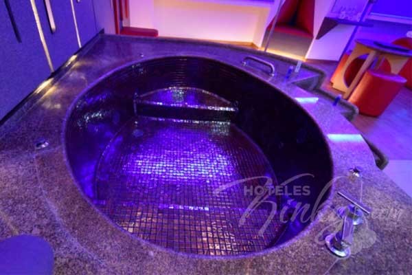 Jacuzzi del Love Hotel Patriotismo. atracciones signo zodiacal tauro