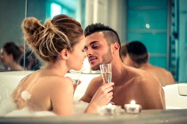 Olvídense de distractores externos y aprovechen el tiempo para conectarse. ducha en pareja comunicacion