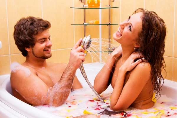 Divertirse como niños los pondrá de buen humor todo el día. ducha en pareja diversion