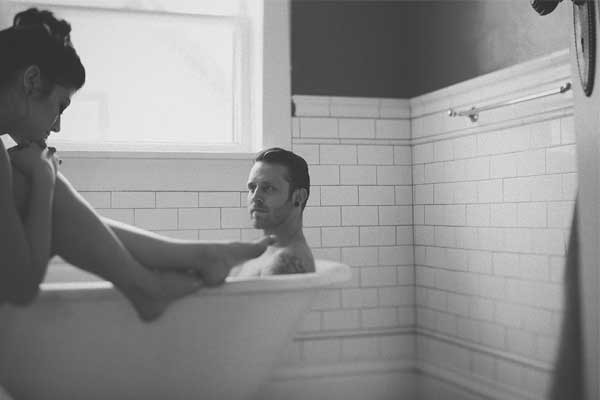 Dénse tiempo para disfrutar el uno del otro. ducha en pareja romance