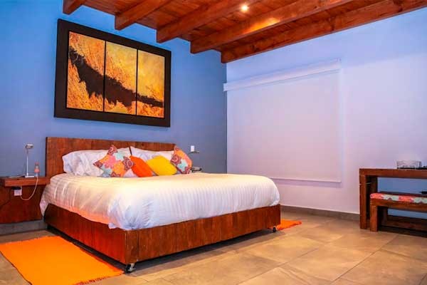 Las habitaciones son muy acogedoras y tienen un costo de $7000.00 por pareja cada noche. hotel swinger valle de bravo habitacion