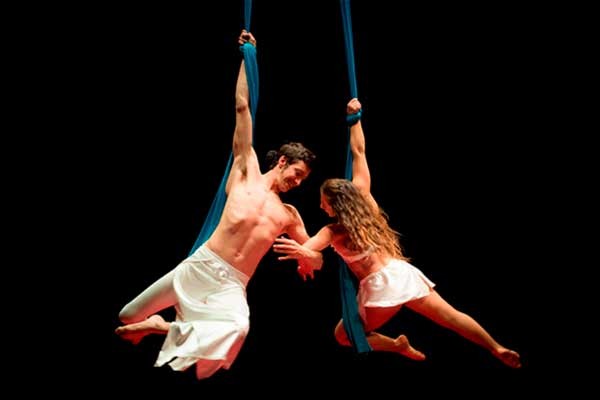 Muévete ágilmente en el aire y después en la cama. acrobacia en tela en pareja