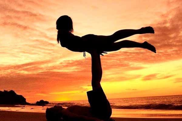 Vivir en armonía contigo mismo le dará armonía a tu vida sexual. yoga en pareja