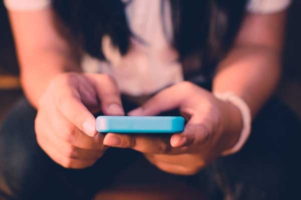 No compartas tus contraseñas ni las dejes guardadas en dispositivos públicos. evitar la sextorsion