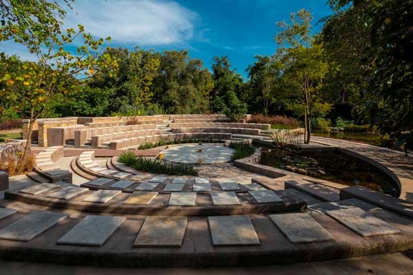 La arquitectura y la naturaleza se fusionan en un espacio perfecto para tu boda. jardin sustentable para bodas agua viva anfiteatro