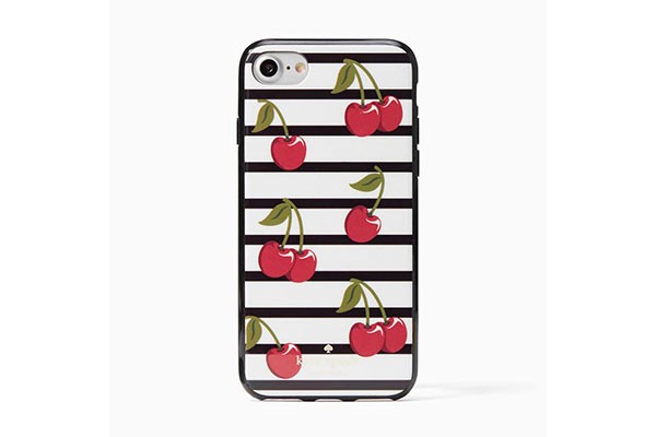 Disponible en la tienda en línea de www.katespade.com case de cereza