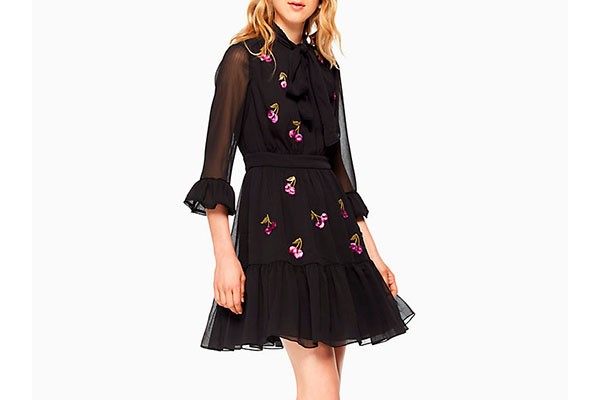 Disponible en la tienda en línea de www.katespade.com vestido con cerezas