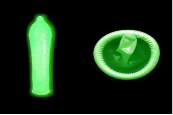Antes de usar un condón fluorescente, debes exponerlo a la luz por 30 segundos. condon que brilla