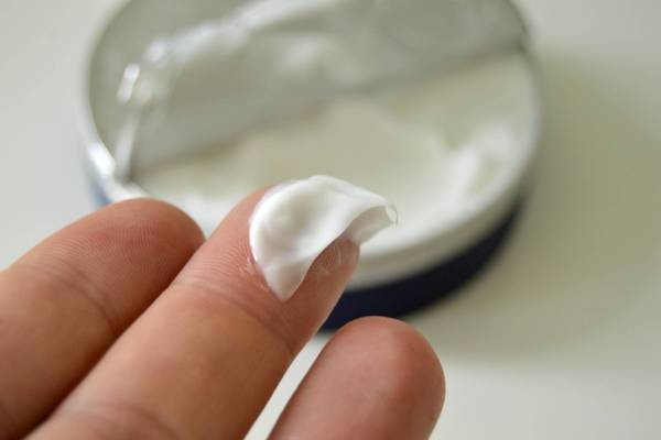 La crema o vaselina impregnará el perfume por mucho más tiempo sobre tu piel como-aprovechar-tu-perfume-3