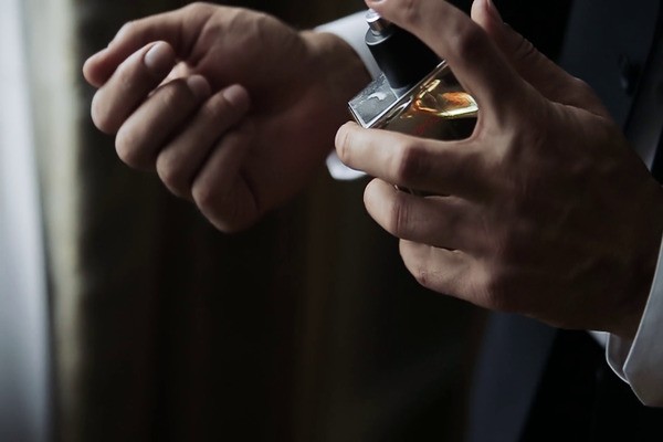 Espera a que el perfume esté completamente seco sobre tu piel para valorar si el aroma está en ti como-aprovechar.tu.perfume-5