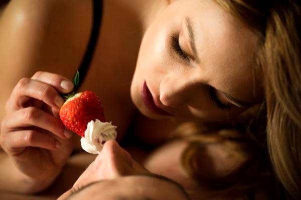 Involucra pequeños detalles que den toques Kinky. Las frutas son grandes aliadas. imitar fotos sensuales fruta