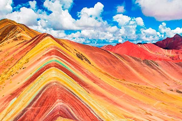 También se conoce como Vinicunca y Montaña de Siete Colores. destinos paisajes impactantes montaña arcoiris