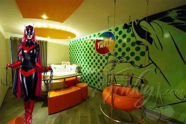 La Suite Junior Yupi! del Love Hotel OH! Oriente y una idea para tu disfraz de Batwoman.