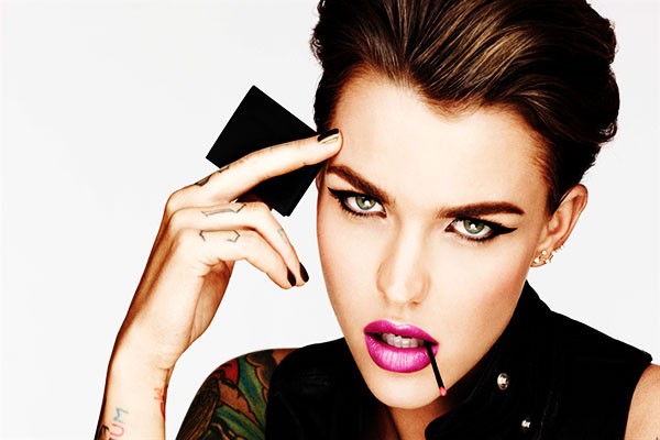 Su mirada seductora y un estilo único hacen de Ruby Rose un ícono Kinky.