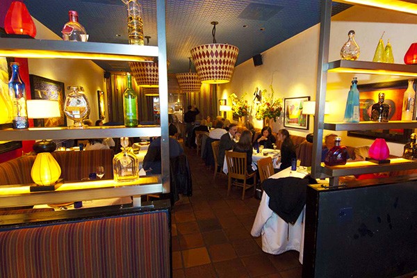 Te recomendamos probar los chilaquiles yucatecos, el aguachile, la cochinita pibil y las marquesitas.