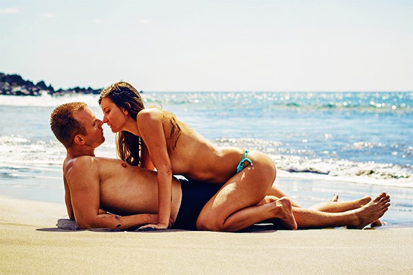 La playa es un lugar perfecto para el romance, pero no es el único.