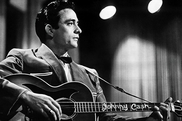 Johnny Cash y su guitarra grabada.