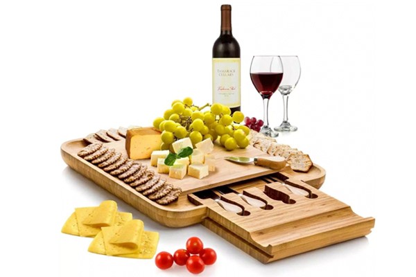 El vino es uno de los alimentos más estimulantes. Este regalo se los recordará, así que ayúdalos a elevar la pasión. Regalos-de-boda-Kinky-para-recibir-o-regalar-1