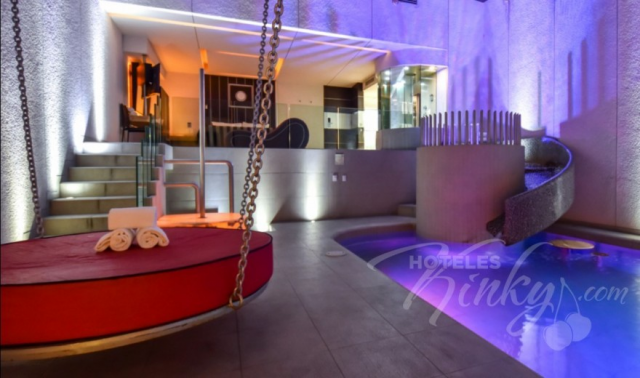 El límite de esta habitación es de 25 personas, así que puedes armar una fiesta increíble.