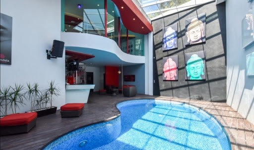 Esta habitación es perfecta para organizar una orgía o quizá hasta un encuentro swinger.