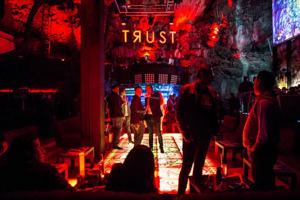 Está abierto de jueves a sábado de 10:00 pm a 3:00 am. Trust