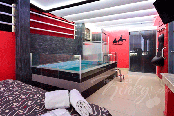 El costo de la habitación es de $510 de domingo a jueves y de $580 de viernes a sábado por dos personas. El ocupante extra tiene un costo adicional de $150. Habitacion Albercuzzi del Love Hotel Rocinante