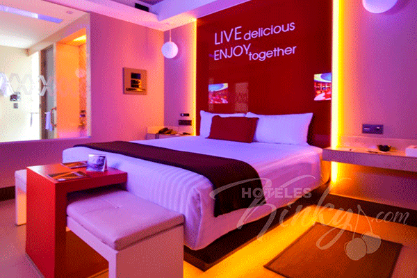 El costo de la habitación es de $1,150 por dos personas. El ocupante extra tiene un costo adicional de $250. Steam Suite del Love Hotel V Motel Boutique Viaducto
