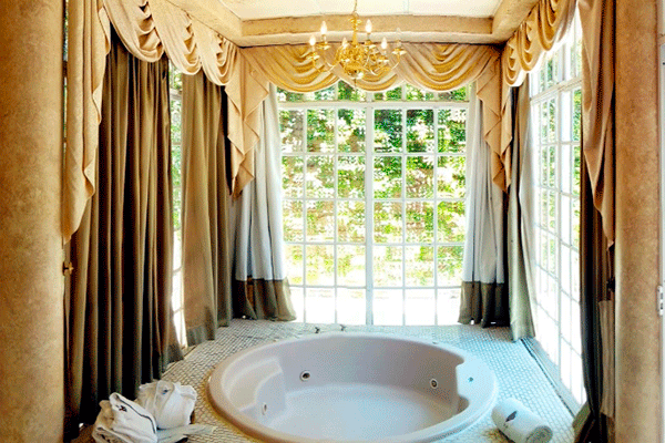 Cuenta con Vapor, Jacuzzi y Jardín. habitacion romana de play house