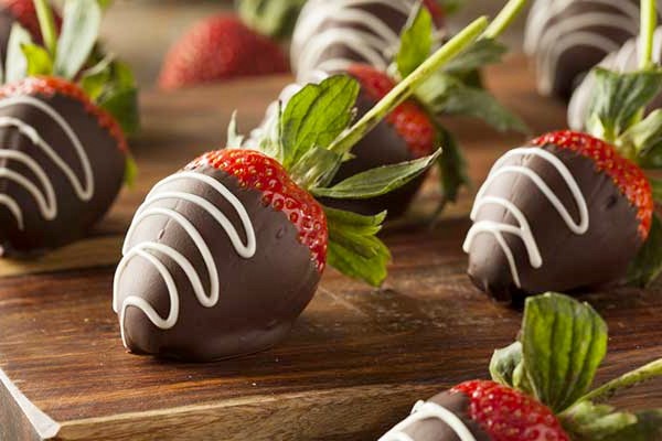 Combina el dulzor de las fresas y combínalo con chocolate amargo. fresas-chocolate