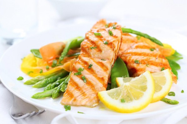 Acompáñalo con verduras a la mantequilla o un poco de espárragos al vapor. salmon-al-limon