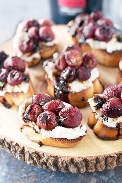 Puedes agregar nueces tostadas que intensifican los sabores. tapas-de-uvas