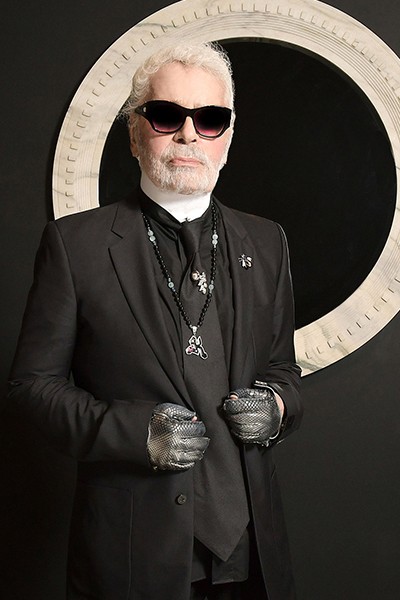 Karl Lagerfeld nunca se quitaba sus lentes de sol ni sus guantes.