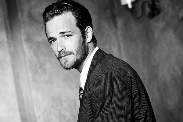 Luke Perry no solo era buen actor, también era muy atractivo.
