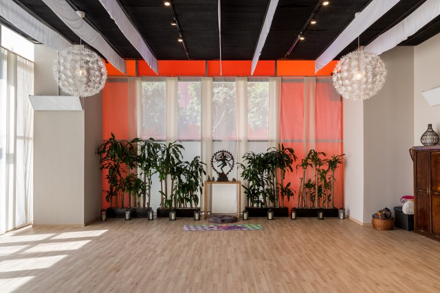 Todas las instalaciones tienen una decoración parecida a la de un spa, para hacerte sentir en calma. O2 Yoga