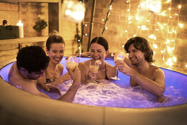 Muchas de las habitaciones también cuentan con Jacuzzi por si quieres relajación extra.