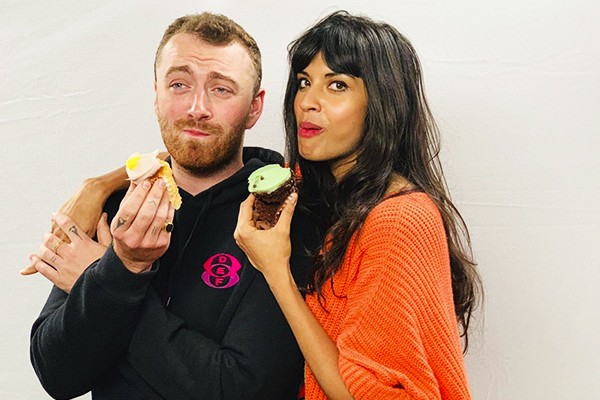 Sam Smith y Jameela Jamil.
