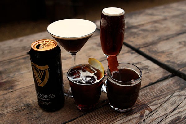 Receta de www.lifeandstyle.mx receta coctel Black Velvet