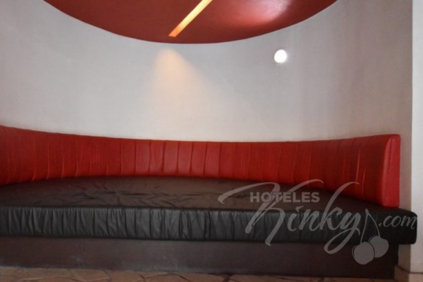 ¡Atrévete a sentir toda la suavidad de este mueble erótico!
