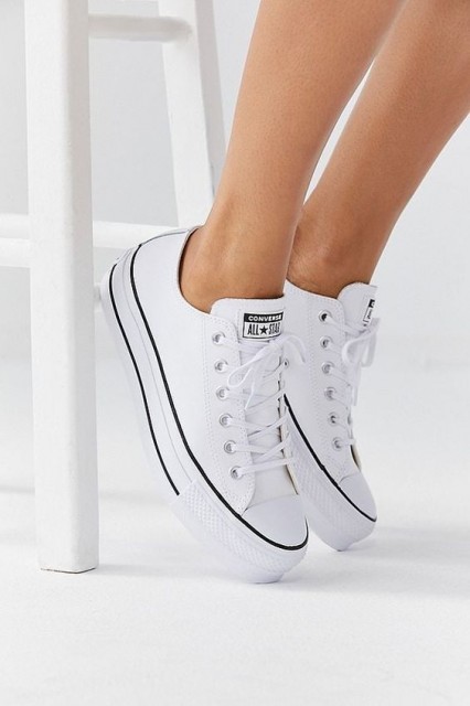 Un estilo clásico y en tono neutro puede hacerte ver mucho más sensual con un poco de plataforma. tenis