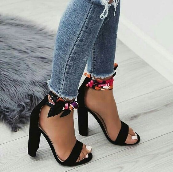 Si te gustan los zapatos tipo sandalias, estos le darán un toque divertido y sexy a tu outfit. liston