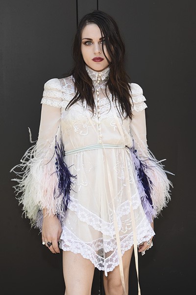 Frances Bean Cobain es tan atractiva como sus padres lo eran.