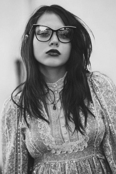La hija de Kurt Cobain posee una mirada muy sensual.