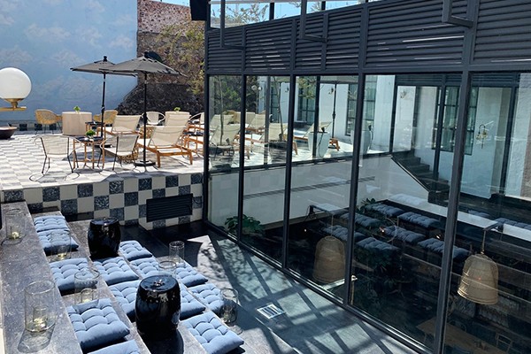 Disfruta de tomar el sol en su terraza al lado de la alberca.